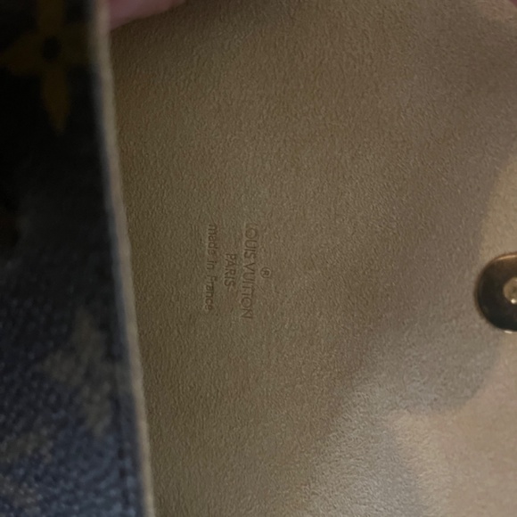 Louis Vuitton - Picture 4 of 6